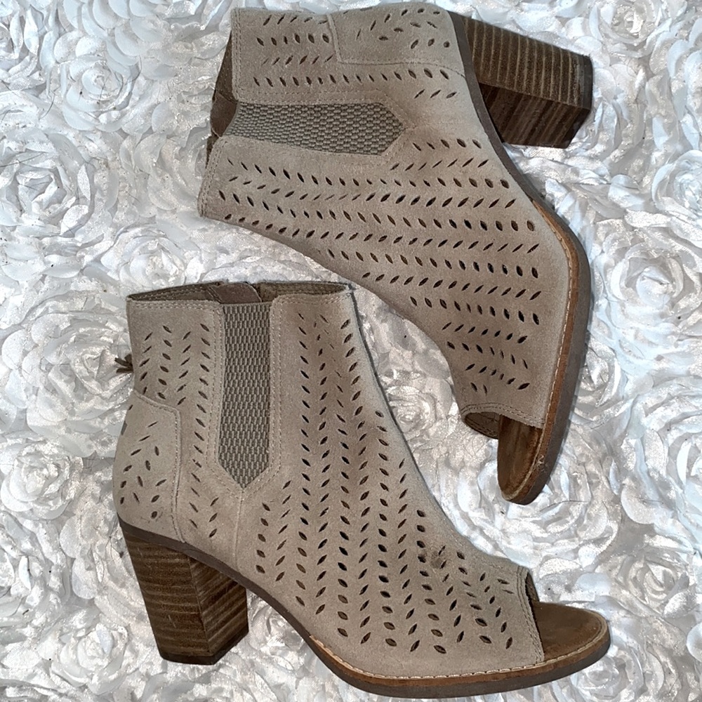 . Great condition leather suede TOMS heeled ankle booties! Size 7